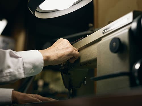 工場で丁寧に作業する職人